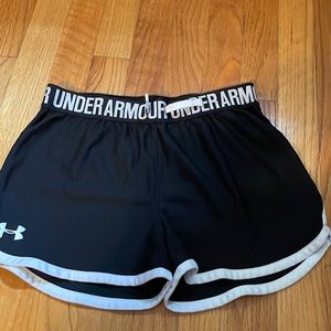 Youth girls Black Under Armour athletic shorts, sz large